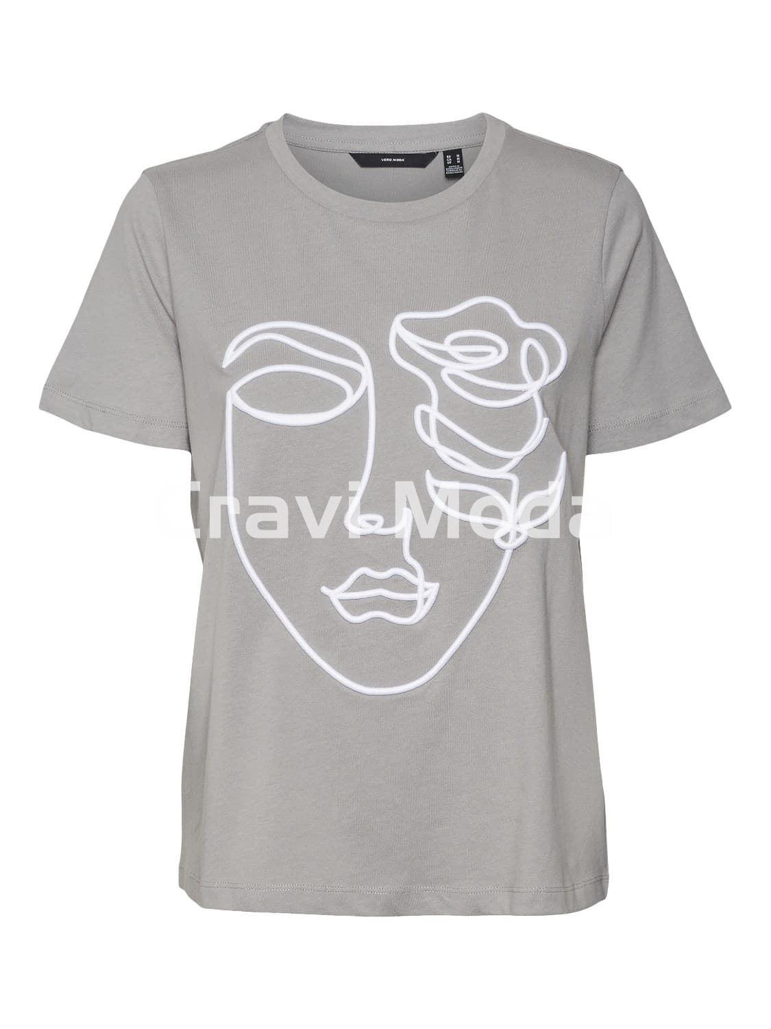 CAMISETA GRIS CON BORDADO EN EL PECHO - Imagen 1