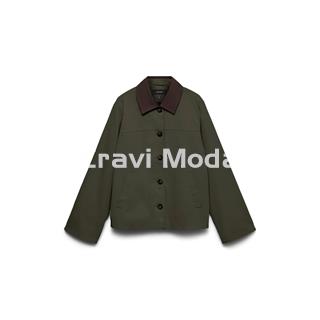 PARKA VERDE CON CUELLO A CONTRASTE - Imagen 1