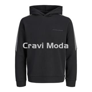 SUDADERA NEGRA CON CAPUCHA - Imagen 1